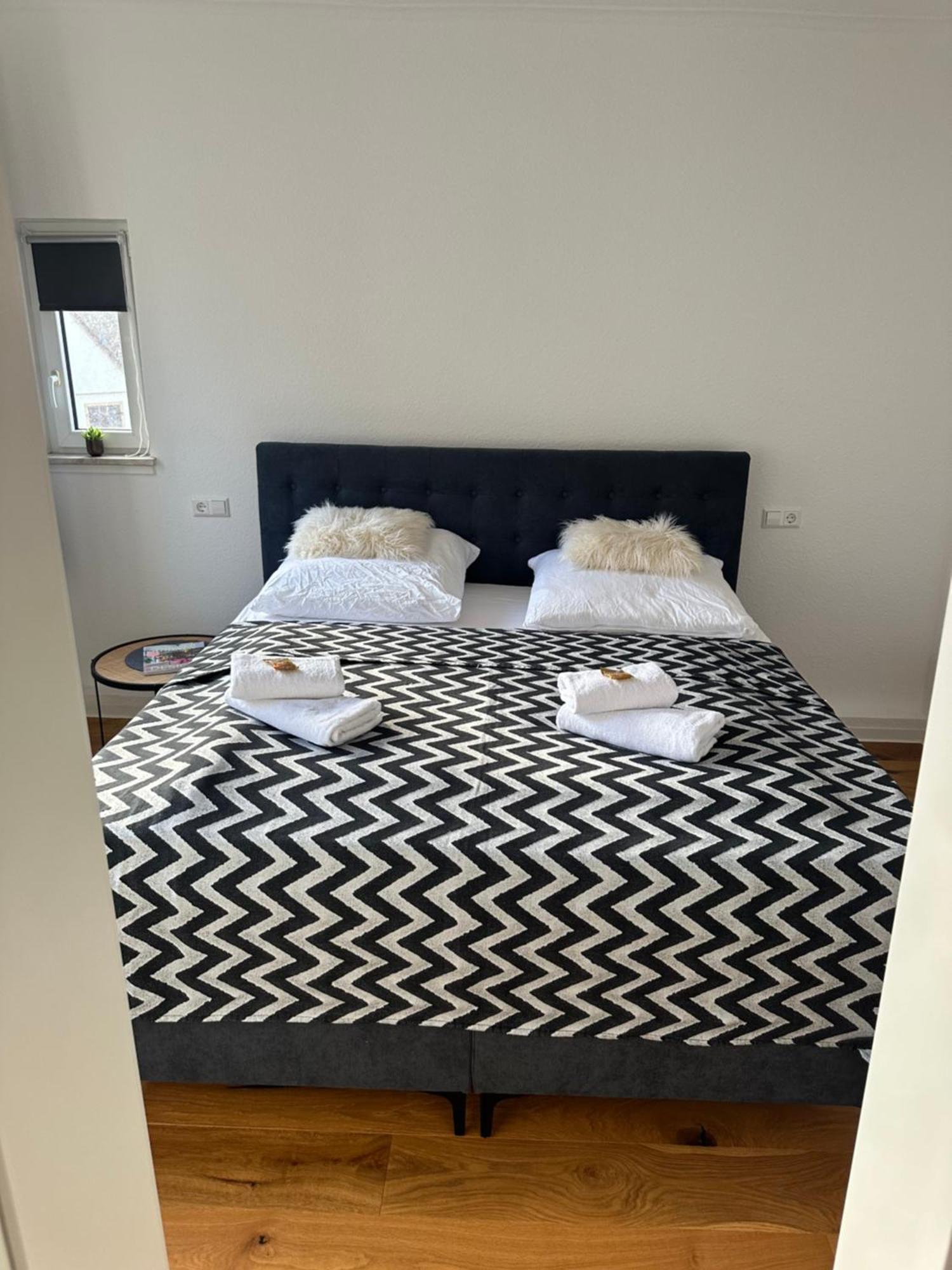 Stylisches Apartment Mit Grossem Tageslichbad Am Marktplatz Leonberg Exterior photo